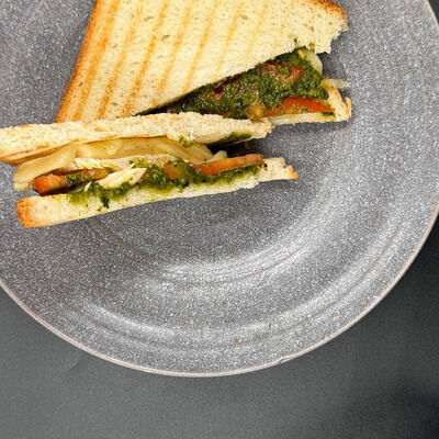 Сэндвич с курицей в соусе песто в Dobro кофе по цене 550 ₽