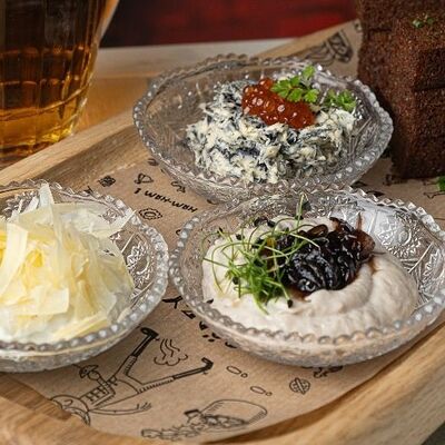 Бородинские гренки с намазками в Два деда по цене 580 ₽