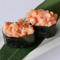 Гункан с лососем в Vаниль