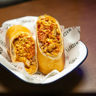 Чимичанга с курицей и чоризо в El Machete по цене 680 ₽