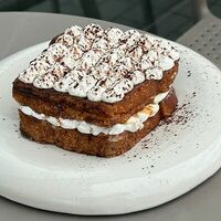 Френч-тост с ванильным кремом и земляничным кули в Plump coffee
