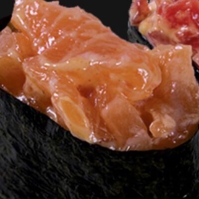 Острый гункан с лососем в ГлавСуши по цене 175 ₽