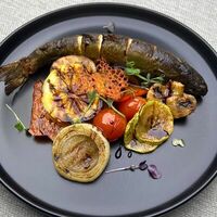 Форель речная с овощамив Teppanyaki