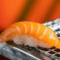 Суши с лососем в Gojira ramen