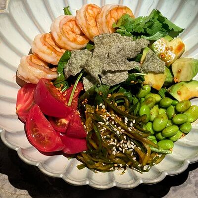 Салат с битыми огурцами, креветками и авокадо в Narnia по цене 1090 ₽