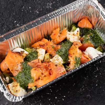 Запечённый лосось с брокколи под соусом песто в Tokio35 по цене 750 ₽