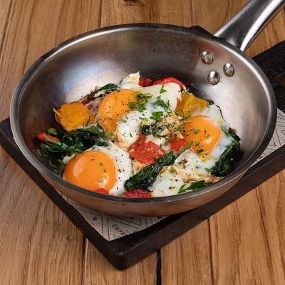 Яичница из трех яиц с Моцареллой, шпинатом и перцем в Сыроварня по цене 720 ₽