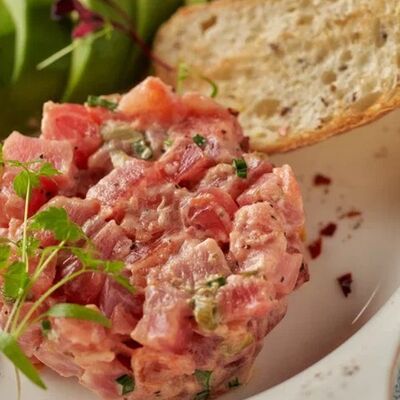 Тартар из тунца с авокадо в MeatBarrique по цене 1080 ₽