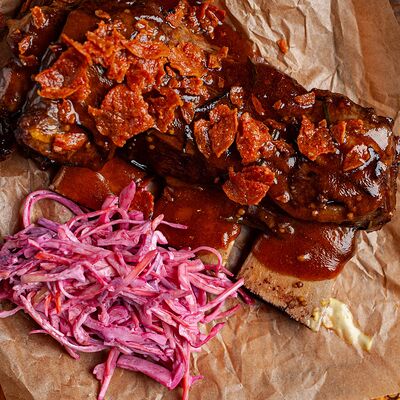 Говяжьи ребра копченые с барбекю глазурью из колбасок пепперони в Ребра по цене 1320 ₽