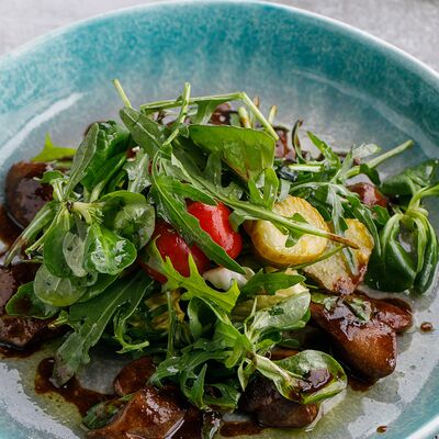 Салат с теплой печенью цыпленка в Катюша Katyusha по цене 490