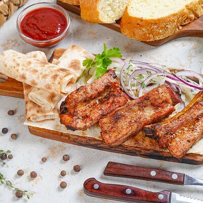 Шашлык из свиных рёбрышек в Домашний Вкус по цене 775 ₽
