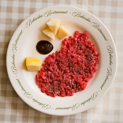 Тартар из говядины с пармезаном и ферментированным чесноком в Bshushu по цене 990 ₽