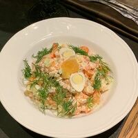 Оливье с раковыми шейками, семгой и щучьей икрой в Брянский Бык