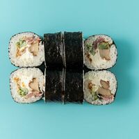 Ролл с курицей и беконом в Онигири