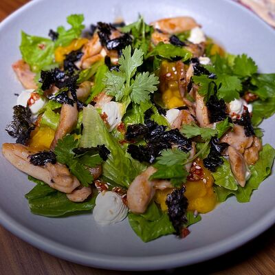 Салат с цыпленком и мангов Японика по цене 790 ₽