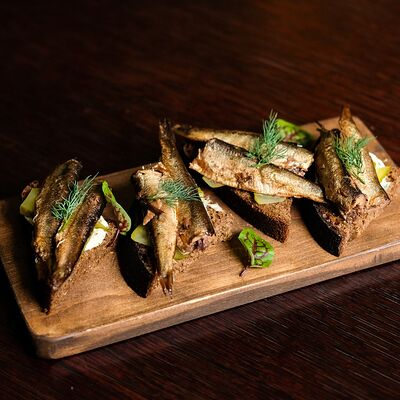 Бутерброды со шпротами в Lions Head по цене 450 ₽