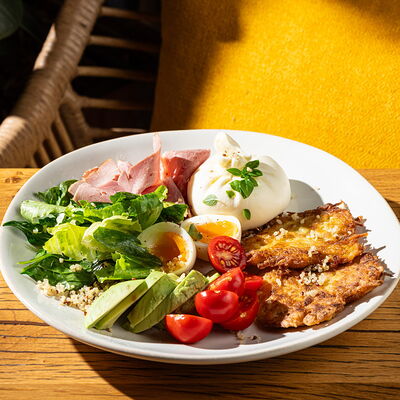 Фермерский завтрак с Бурратой и тамбовским окороком в Сыроварня по цене 690 ₽