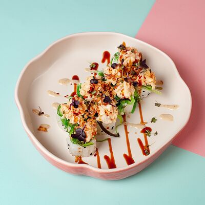 Ролл с креветкой шрирача, водорослями чука и кранч луком в Точка Вкуса по цене 389 ₽