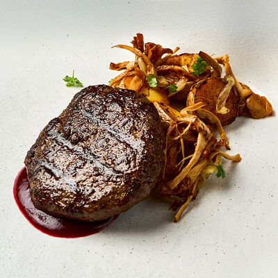 Бифштекс из оленины с молодым картофелем, лисичками и ягодным дипом в Urartu по цене 1020 ₽