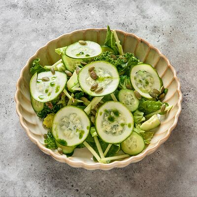 Зеленый салат с авокадо, яблоком и тыквенными семечками в GASTROFISH по цене 520