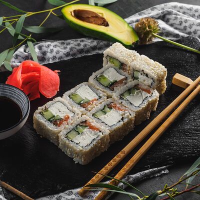 Сливочные роллы с лососем в Maki Family по цене 219