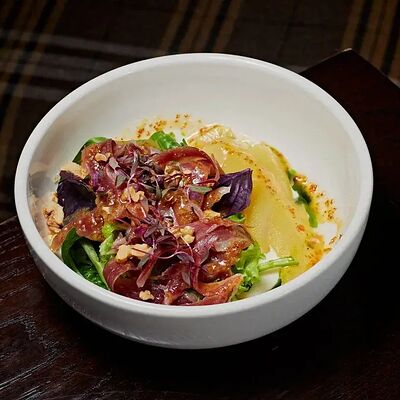 Салат с сыровяленой уткой и маринованной грушей в Chester по цене 759 ₽