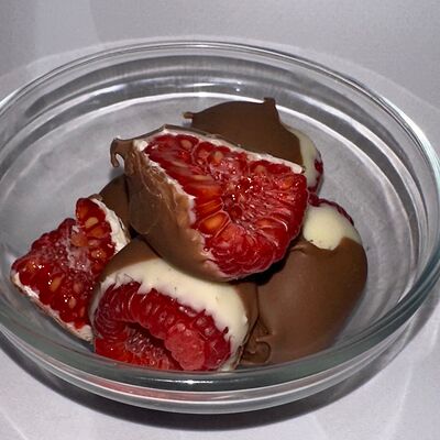 Малина в Киндер-шоколадев Allowberry по цене 3200 ₽