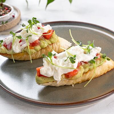 Брускетты с авокадо, страчателлой и розовыми томатами в Мясо & Рыба по цене 490 ₽