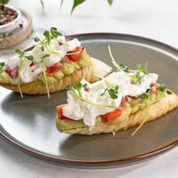 Брускетты с авокадо, страчателлой и розовыми томатами в Мясо & Рыба
