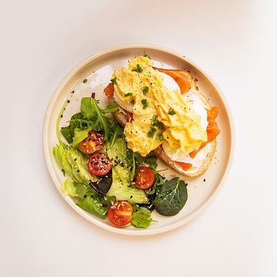 Бенедикт с лососем и микс-салатом в Coffee Dream по цене 740 ₽
