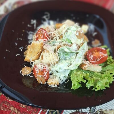 Салат Цезарь с креветкой в Огонь и дым по цене 450 ₽