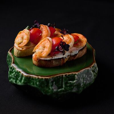 Брускетта с креветками и авокадов Эндорфин по цене 610 ₽