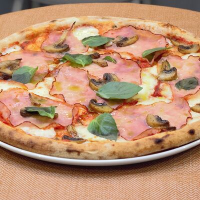 Пицца ветчина и грибы в Trattoria Siesta по цене 1000 ₽