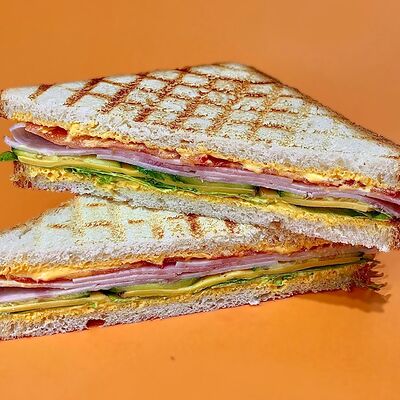 Сэндвич с ветчиной в Meow cafe по цене 330 ₽