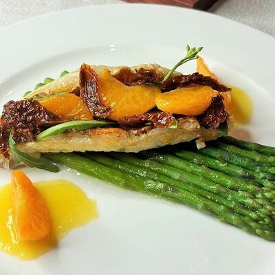 Запеченное филе морского окуня с молодой спаржей в Троицкий по цене 1100 ₽