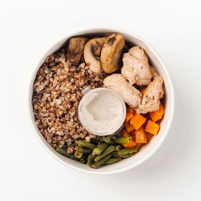 Боул с курицей, гречкой и грибами в smart day по цене 530 ₽
