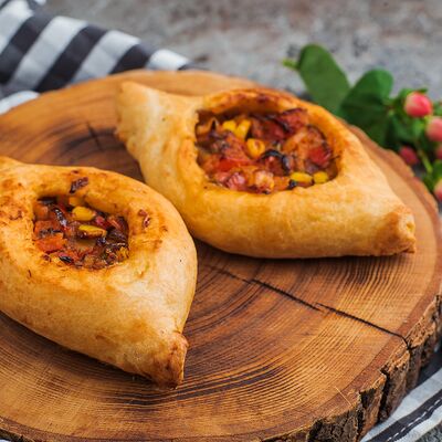 Лодочка из слоеного теста с овощами-гриль (2 шт) в Пряности & Радости на Васильевском по цене 390