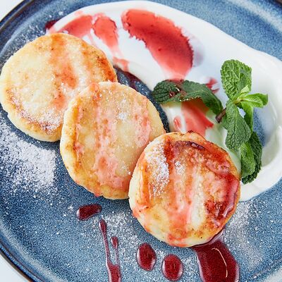 Сырники со сметаной и топпингом в Невидалия по цене 410 ₽