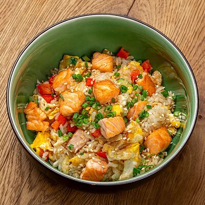 Жареный рис с лососем в Sia bar по цене 856 ₽