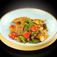 Свиная грудинка с луком-порей в соусе из черных бобов по сычуаньскив Sushi & More