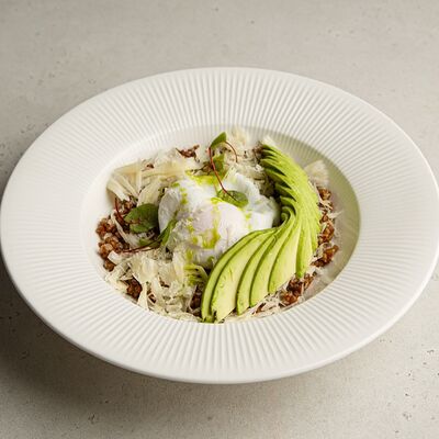 Гречневая каша с авокадо и яйцом пашот в Философия по цене 640 ₽