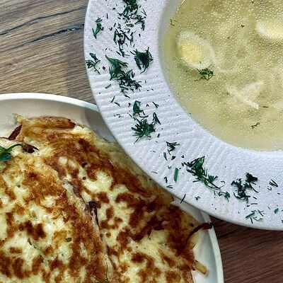 Домашняя лапша на курином бульоне и драники со сметанойв ProЗёрна по цене 380 ₽