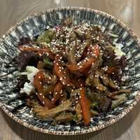 Теплый салат с курицей в соусе терияки в LaВеранда