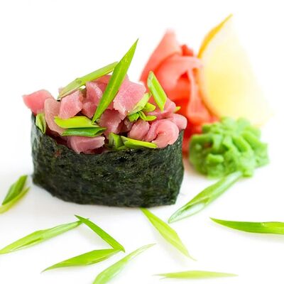 Гункан Тунец с зеленым луком в Нами по цене 349 ₽