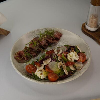 Салат с ростбифом в Игристо по цене 750 ₽