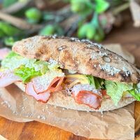Панини с копченым окороком и свежими овощами в Seven