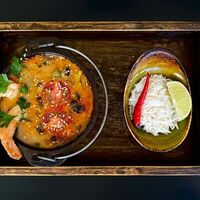 Том ям с морепродуктами в Kinza Halal