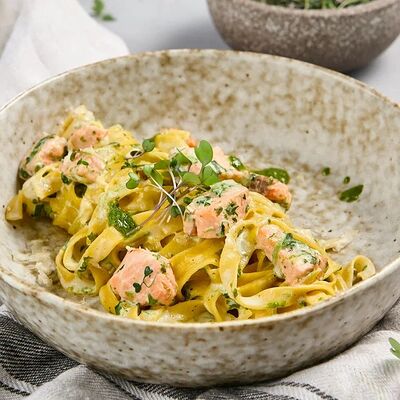 Паста ручной работы с лососем и шпинатом в Гастробар DOM по цене 560