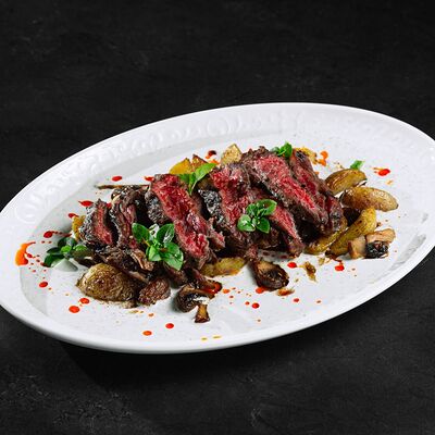 Скёрт-стейк с жареным картофелем, грибами и трюфельными сливками в Интонация по цене 950 ₽