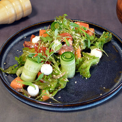 Салат с лососем и творожным сыром в Грузия и вино по цене 700 ₽